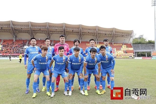 巴萨客场以5-0击败瓦伦西亚，跻身西甲榜首