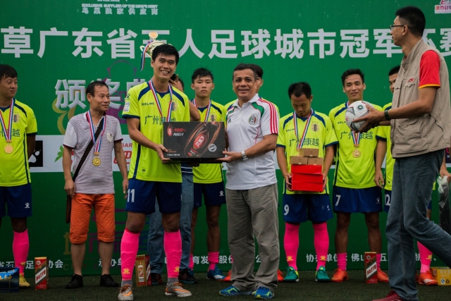 秦岚优雅小黑裙搭配高跟鞋，长腿魅力十足